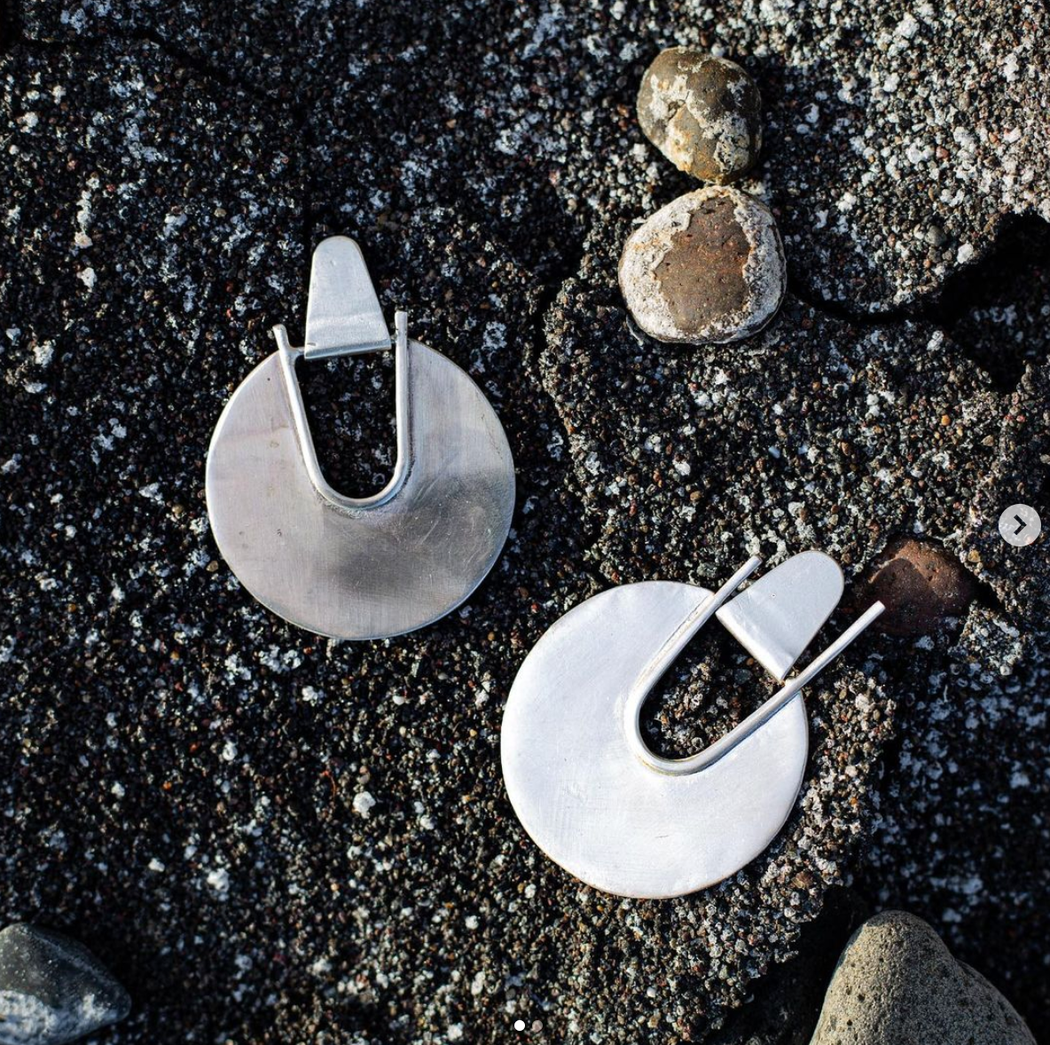 Product_shot_of_Elektra_Earrings_Silver_Medium_with_black_sand_background